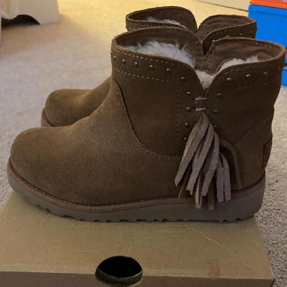 Only worn a couple of times K Cindy Ugg’s for girl